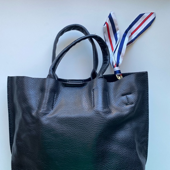 ✨SOLD✨Black faux-leather handbag - Picture 3 of 7
